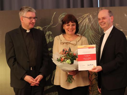 Die Preisträgerin Linda Wolfsgruber mit Bischof Peter Kohlgraf (li.) und dem Jury-Vorsitzenden Weihbischof Robert Brahm aus Trier