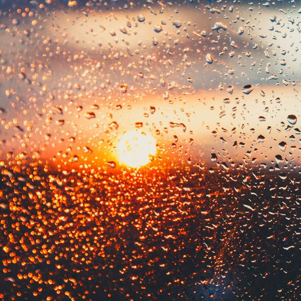 Wassertropfen auf einem Fensterglas nach dem Regen (c) miklyxa| stock.adobe.com
