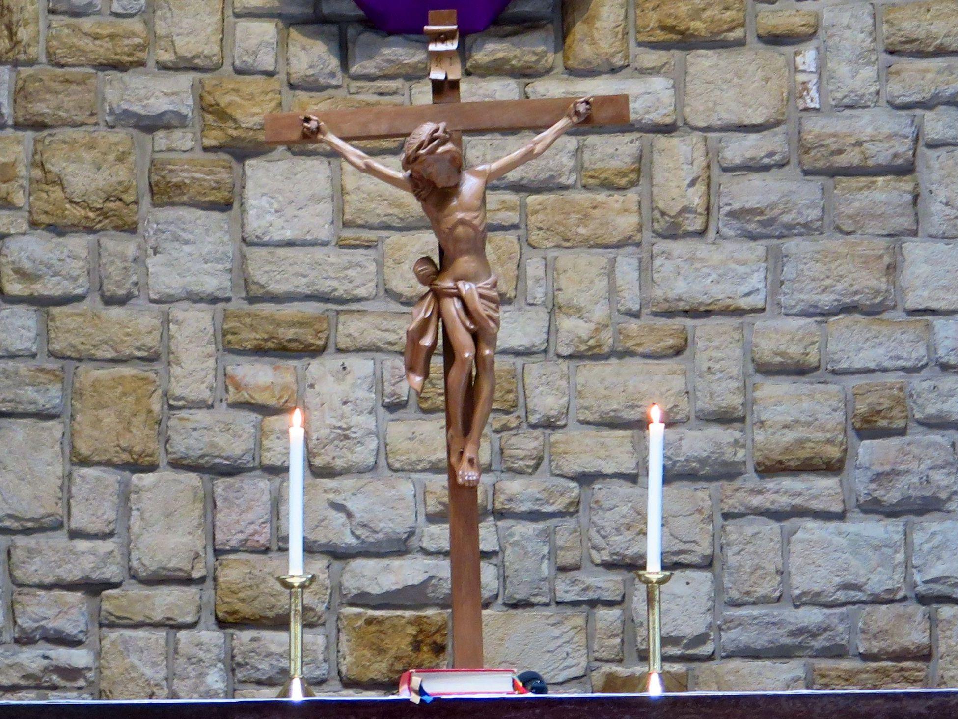 Holzkreuz auf dem Altar (c) Kroll