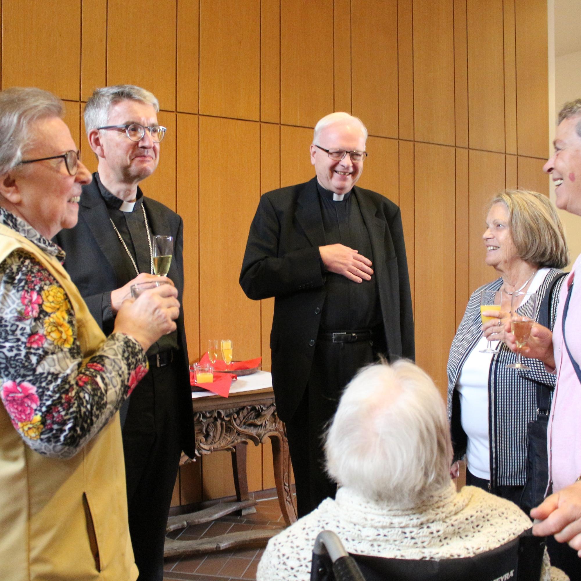 Mainz, 8. Juni 2022: Bischof Peter Kohlgraf (2.v.l.) im Gespräch beim Jubiläum 