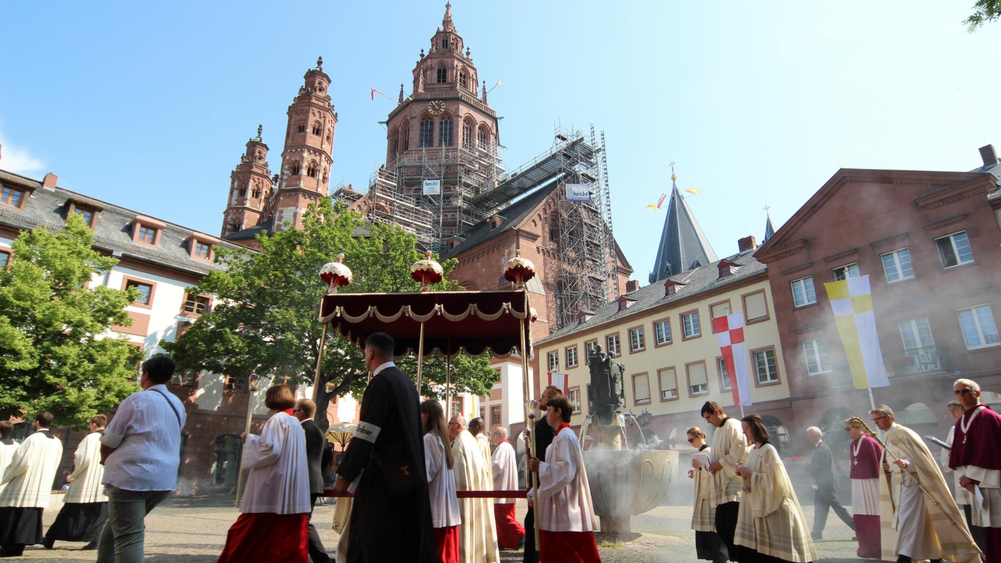 Mainz, 8. Juni 2023. Prozession an Fronleichnam in der Mainzer Altstadt.