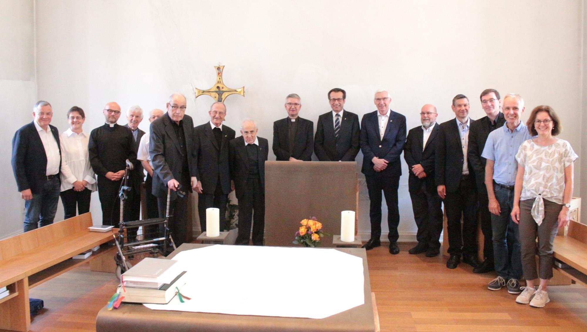 Mainz, 6. Juli 2023: Bischof Peter Kohlgraf hat in der Bonifatiuskapelle des Mainzer Priesterseminars Priestern und Ständigen Diakonen zu ihren Weihejubiläen gratuliert. (c) Bistum Mainz / Blum