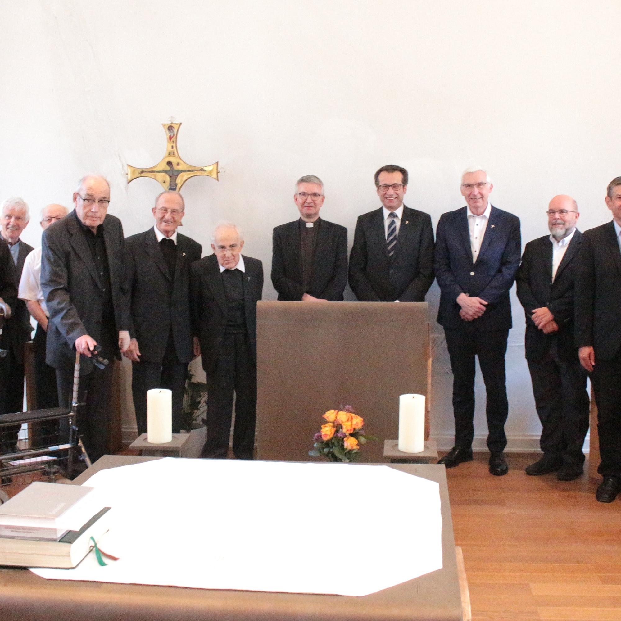 Mainz, 6. Juli 2023: Bischof Peter Kohlgraf hat in der Bonifatiuskapelle des Mainzer Priesterseminars Priestern und Ständigen Diakonen zu ihren Weihejubiläen gratuliert.