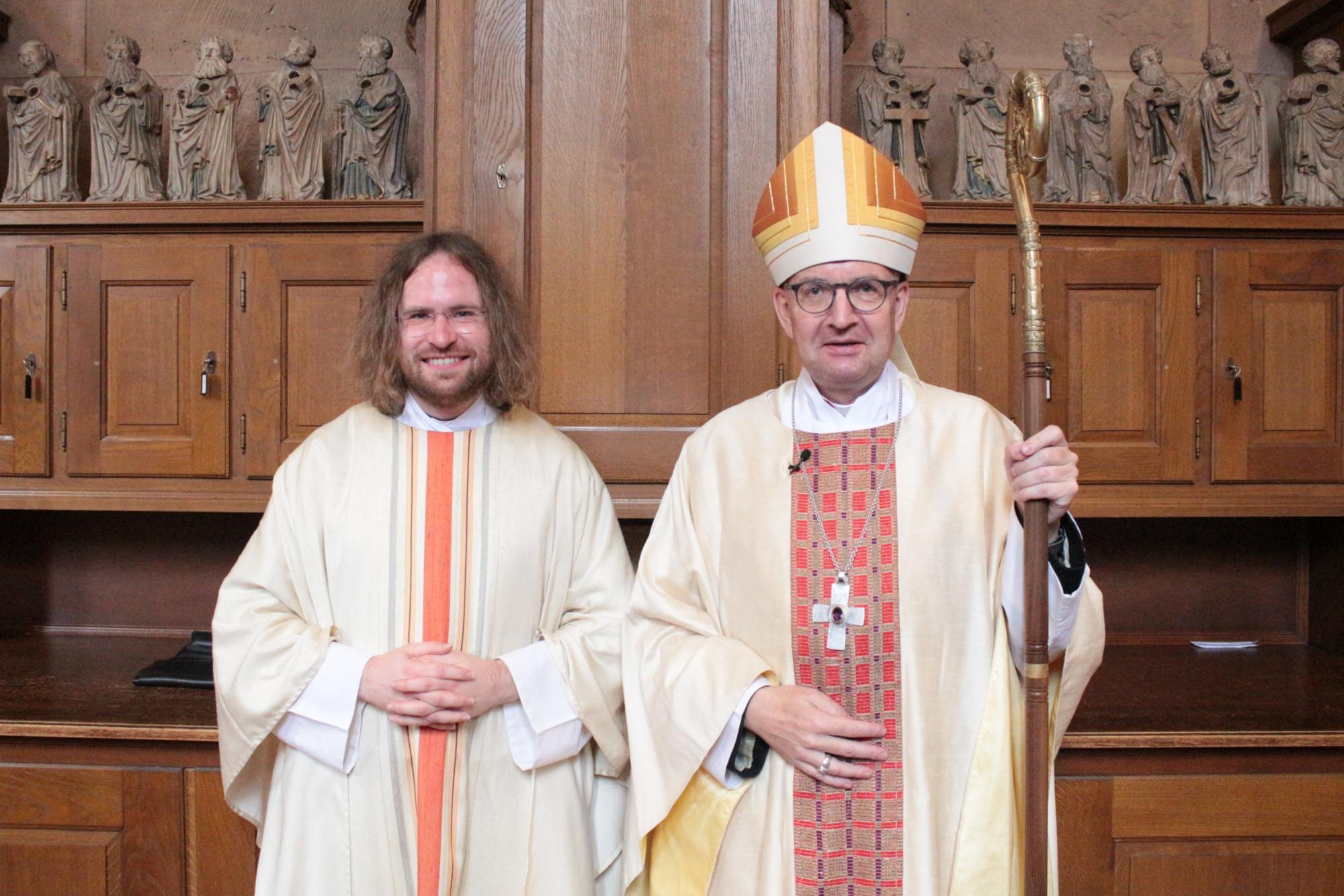 Mainz, 15. Juli 2023: Jens Christoph Ginkel (links)  nach der Priesterweihe mit Bischof Peter Kohlgraf. (c) Bistum Mainz / Blum