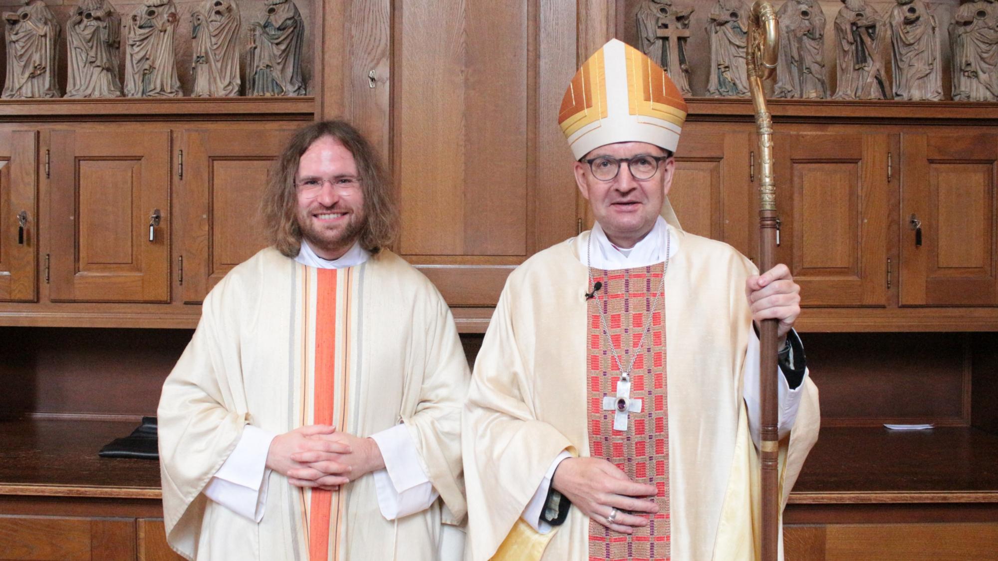 Mainz, 15. Juli 2023: Jens Christoph Ginkel (links)  nach der Priesterweihe mit Bischof Peter Kohlgraf.