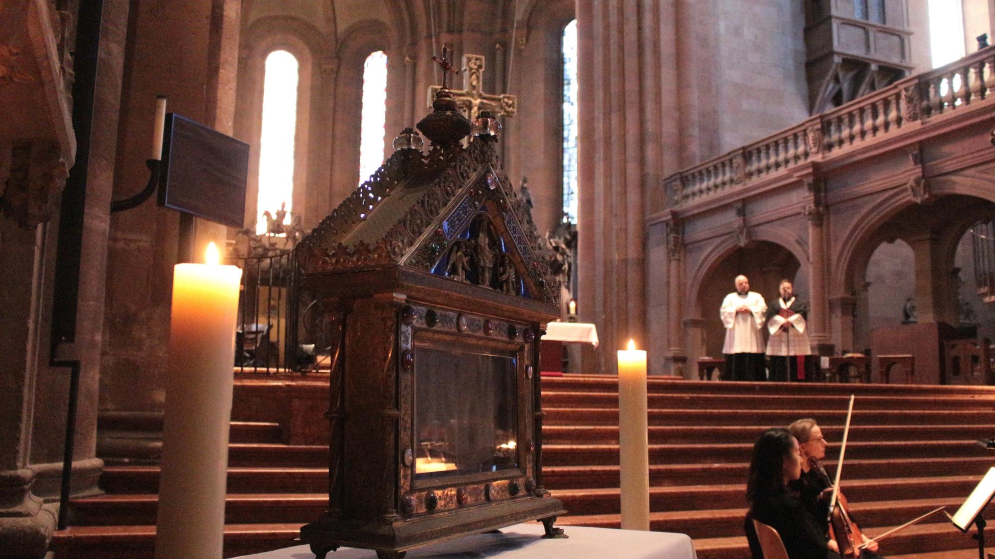 Mainz, 25. Februar 2024: Beim Abendlob wurde das Schweißtuch Christi vor den Stufen zum Altar im Mainzer Dom aufgestellt.