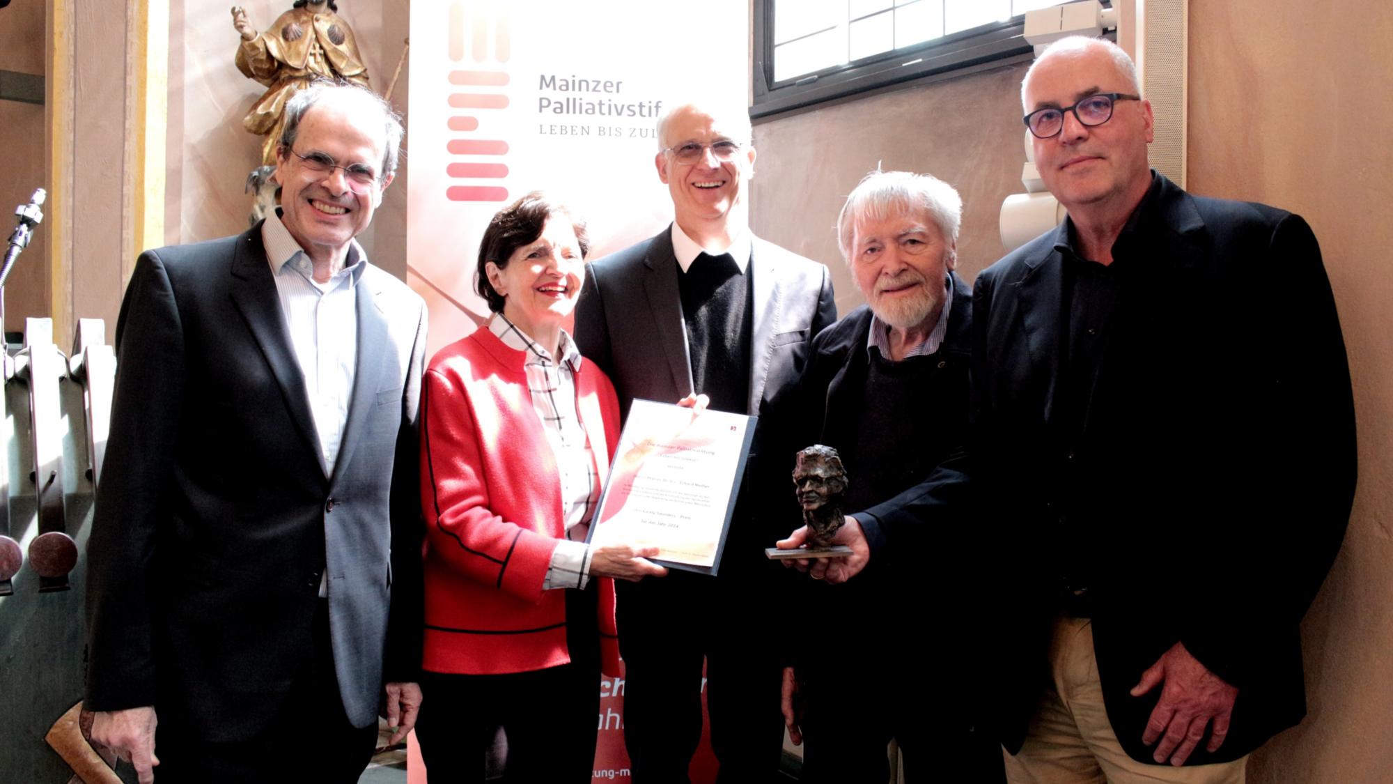 Mainz, 23. April 2024: Verleihung des Cicely Saunders-Preises (v.l.n.r.): Martin Weber, Andrea Römheld, Hans-Jürgen Eberhardt, Pfarrer Erhard Weiher und Bernhard Nellessen.