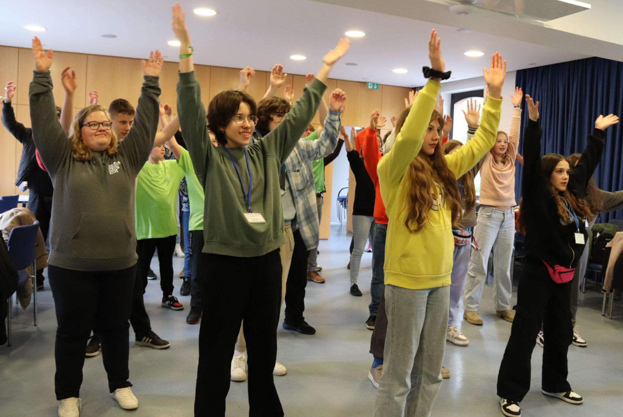 Jugendliche der 72-Stunden-Aktion in Mainz, St. Peter, studieren einen Tanz ein (c) Bistum Mainz/Hoffmann