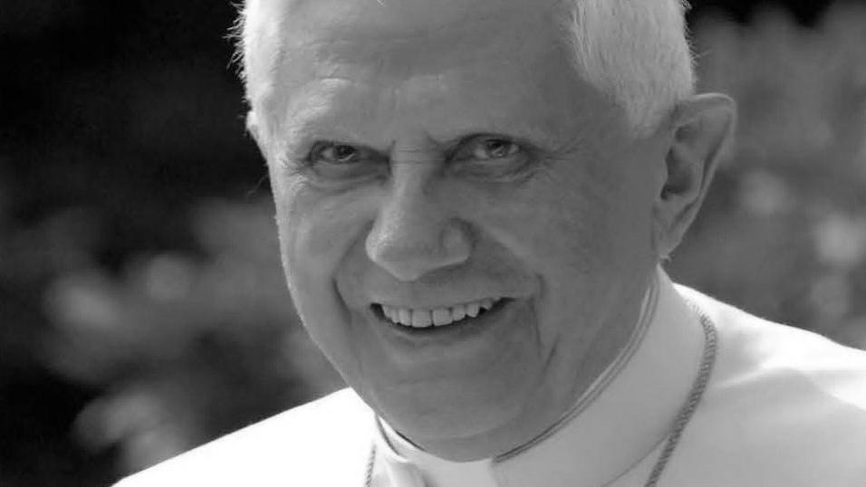 Totenbild_Papst.-em.Benedikt-XVI-sw