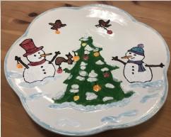 Weihnachtlich bemalte weiße Schale mit Christbaum und Schneemännern
