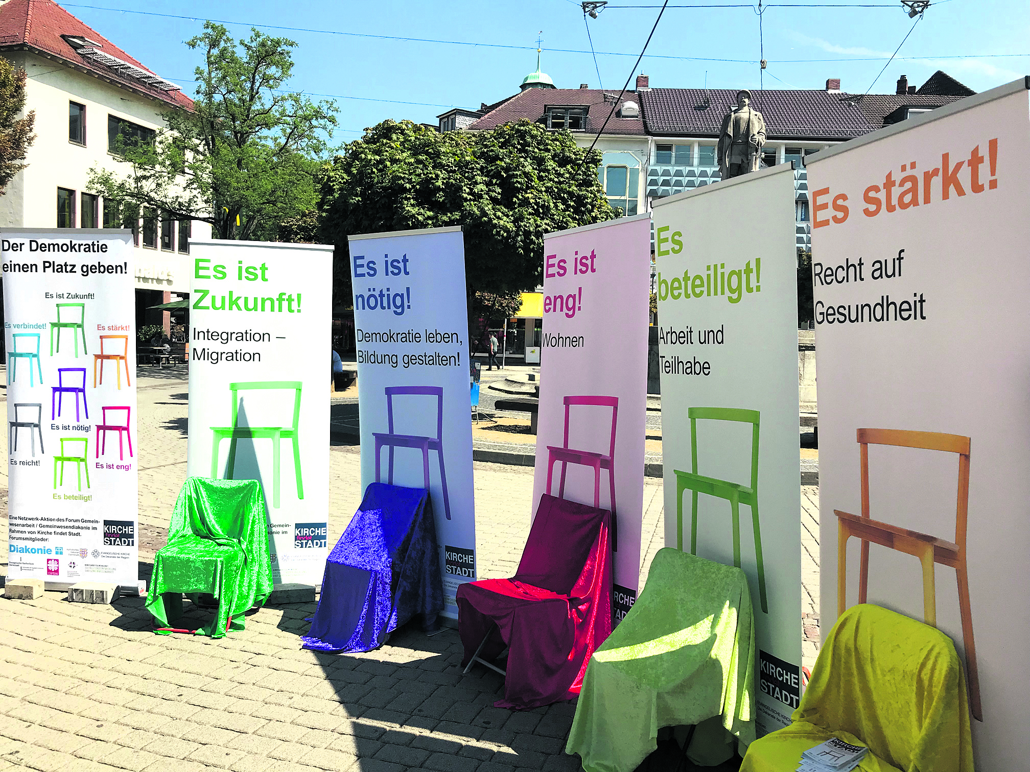 Themen, die die Menschen bewegen – dafür standen die bunten Stühle auf dem Ludwigsplatz in Darmstadt.