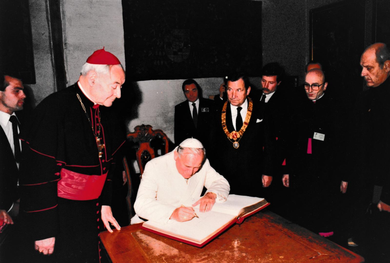 Papst Johannes Paul II trägt sich in das Goldene Buch der Stadt Mainz ein (c) Bistum Mainz