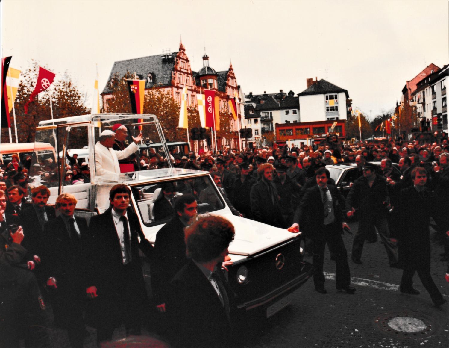 Papst Johannes Paul II fährt durch Mainz (c) Bistum Mainz