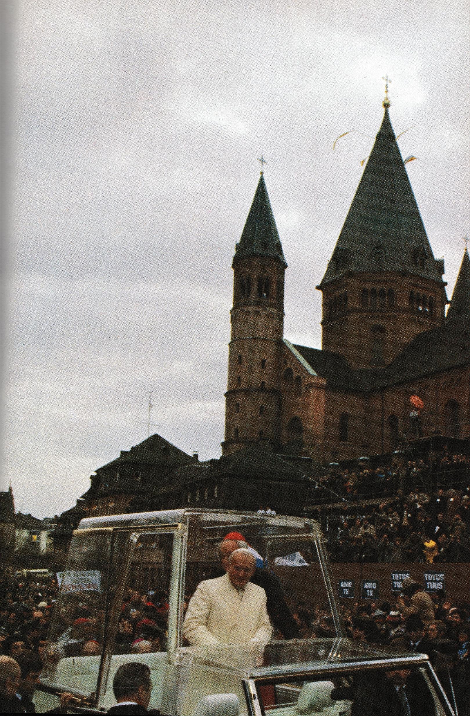 Papst Johannes Paul II vor dem Mainzer Dom (c) Bistum Mainz