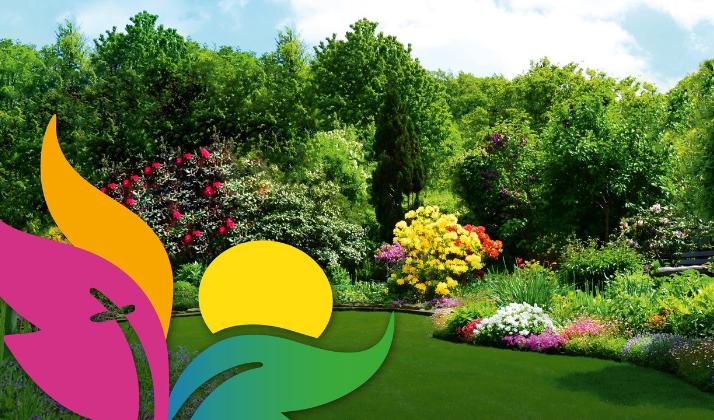 Ein Garten im Sonnenschein, der an das Paradies erinnert. Im Vordergrund ist das Logo der Katholischen Kirche für den Hessentag 2025 im Anschnitt