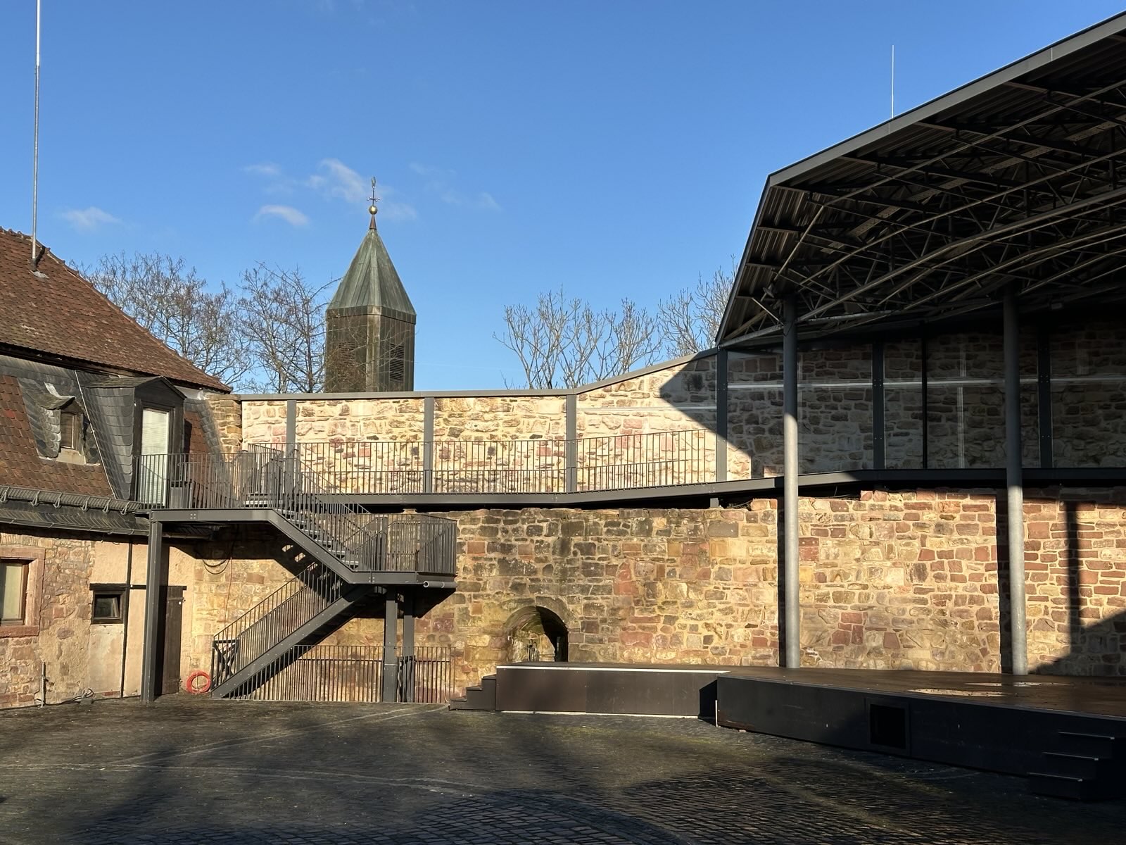 Blick auf die Kirche St. Nikolaus aus der Wasserburg in Bad Vilbel