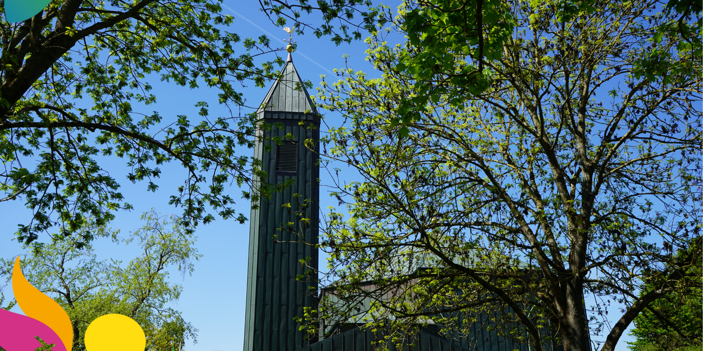 Blick auf den Kirchturm aus dem Kurpark in Bad Vilbel