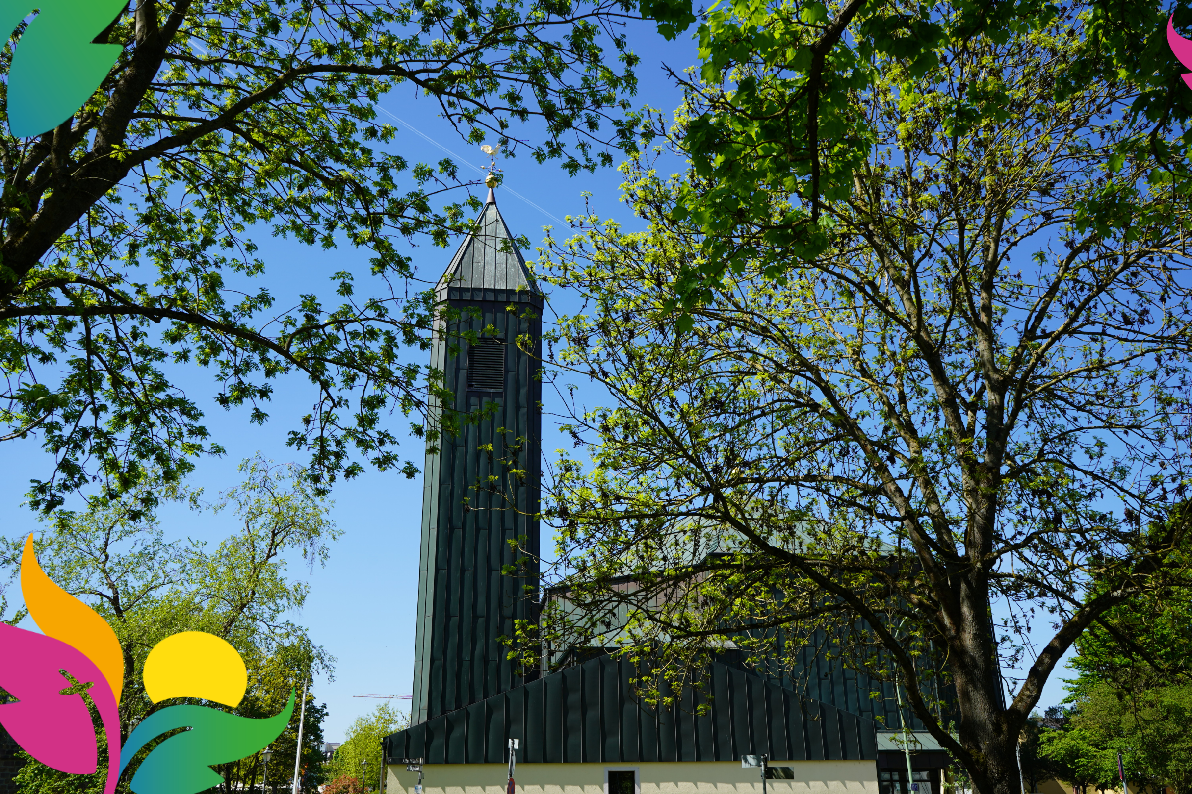 Blick auf den Kirchturm aus dem Kurpark in Bad Vilbel