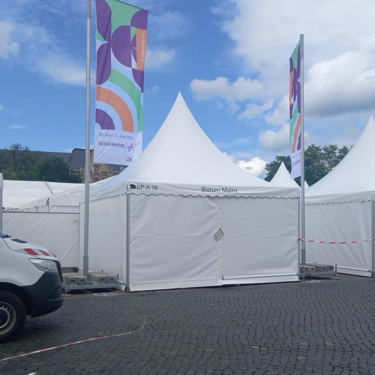 Das Zelt des Bistums in Erfurt