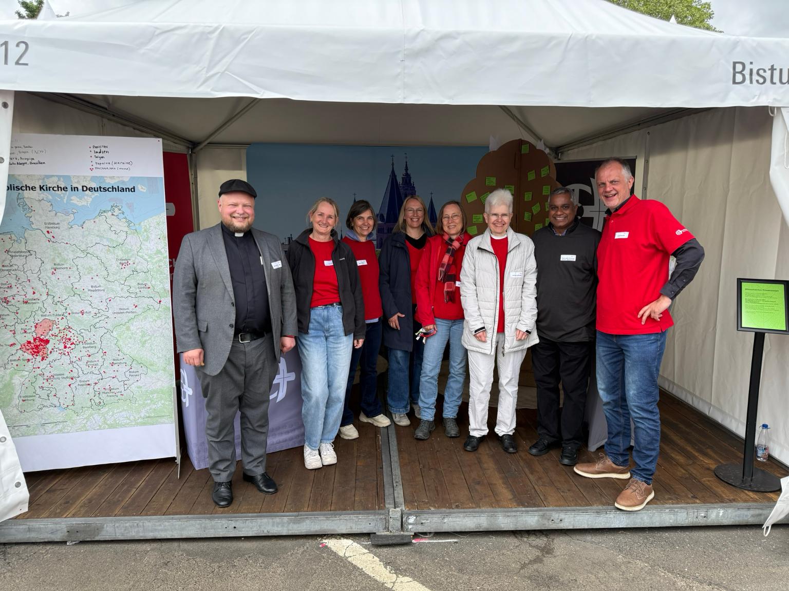 Generalvikar Lang zusammen mit der Katholikentagscrew am Stand des Bistums (c) Bistum Mainz | Glombik