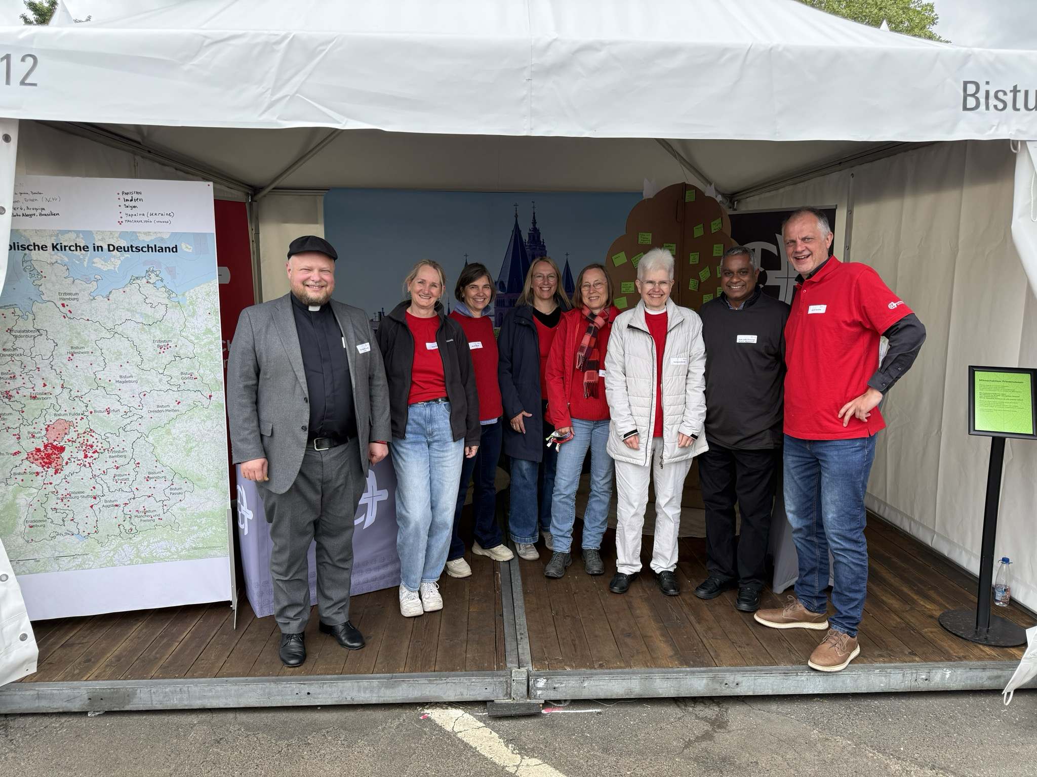 Generalvikar Lang zusammen mit der Katholikentagscrew am Stand des Bistums
