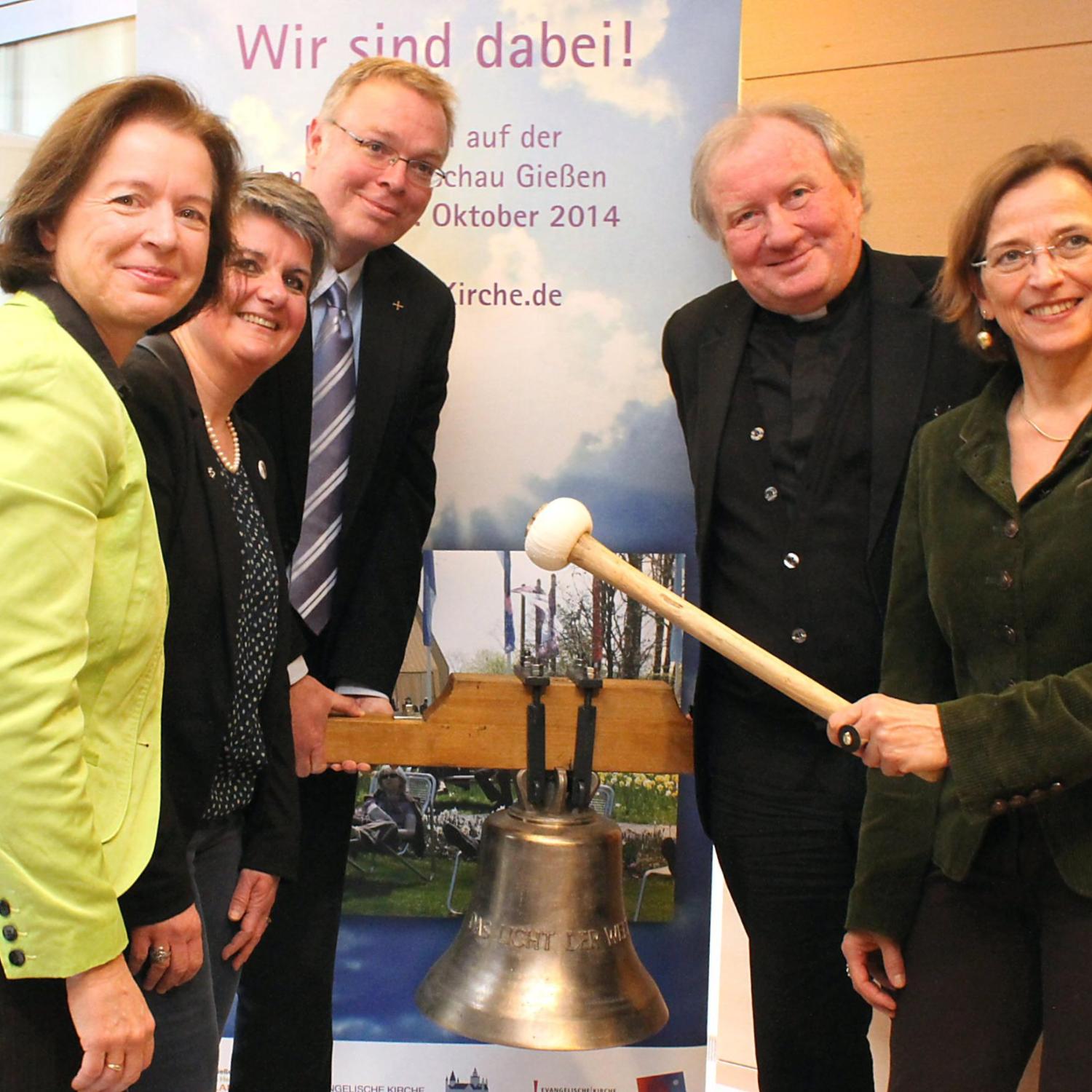 Gießen, 14.2.2014: 'Einläuten' des kirchlichen Auftritts bei der Landesgartenschau in Gießen mit (v.l.) Ulrike Scherf (EKHN), Jutta Becher (EKHN), Burhard zu Nieden (EKKW), Generalvikar Dietmar Giebelmann und Oberbürgermeisterin Dietlind Grabe-Bolz.