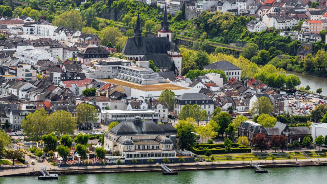 Blick auf Bingen mit Rheinufer, Stadt und Basilika aus der Luft