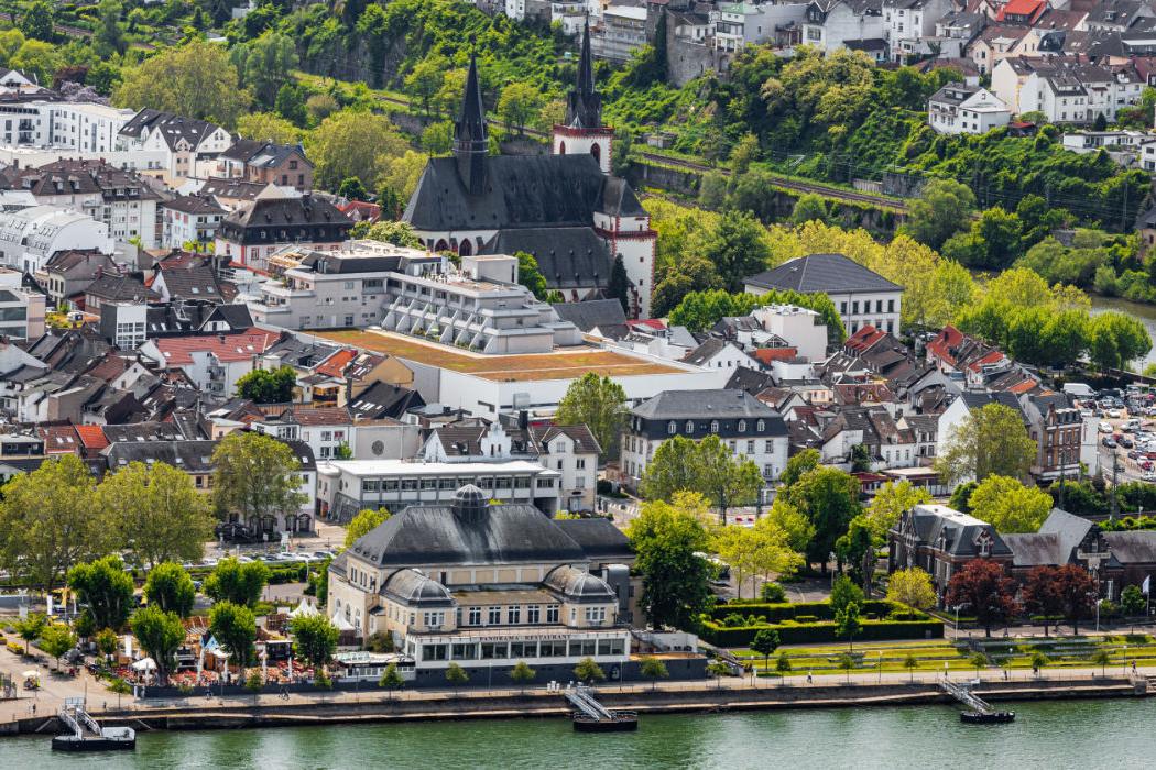 Blick auf Bingen mit Rheinufer, Stadt und Basilika aus der Luft