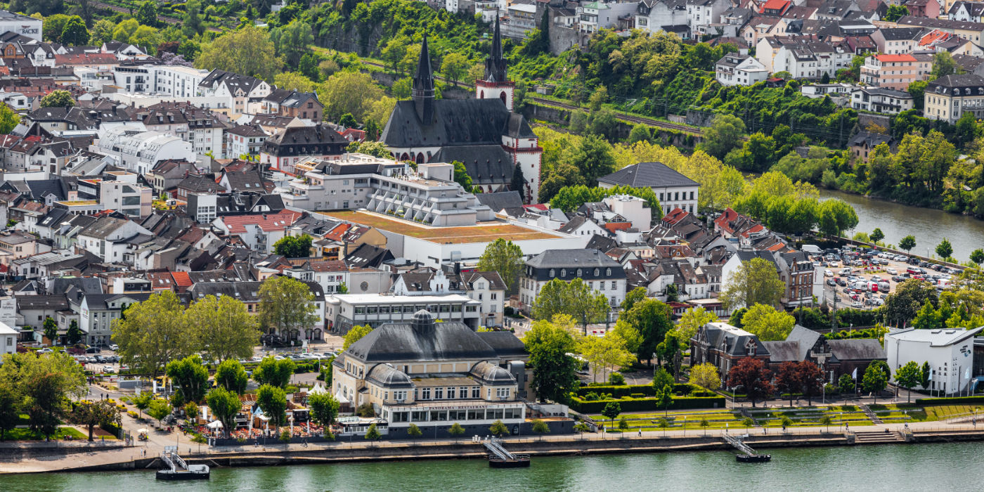 Blick auf Bingen mit Rheinufer, Stadt und Basilika aus der Luft