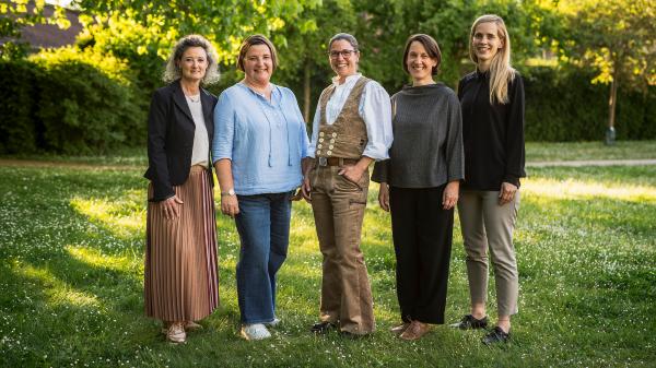 Würzburg. Michaela Beiersdorf (Mentee), Daniela Schlosser (Mentorin), Jennifer Schrauth (Mentee), Dr. Anja Lempges (Mentoring), Julia Stolberg (diözesane Projektleitung) (von links nach rechts)