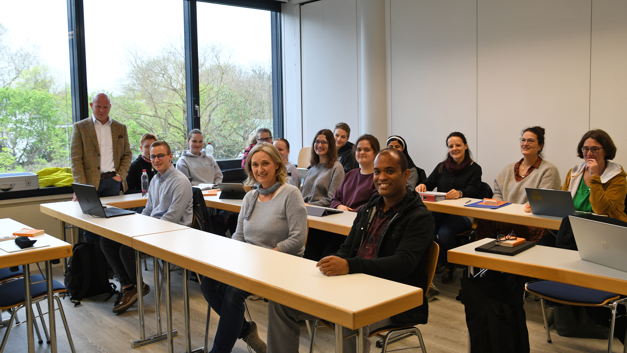 Prof. Dr Oliver Wintzek mit einer Gruppe Studierender in Voll- und Teilzeit (c) Katholische Hochschule Mainz