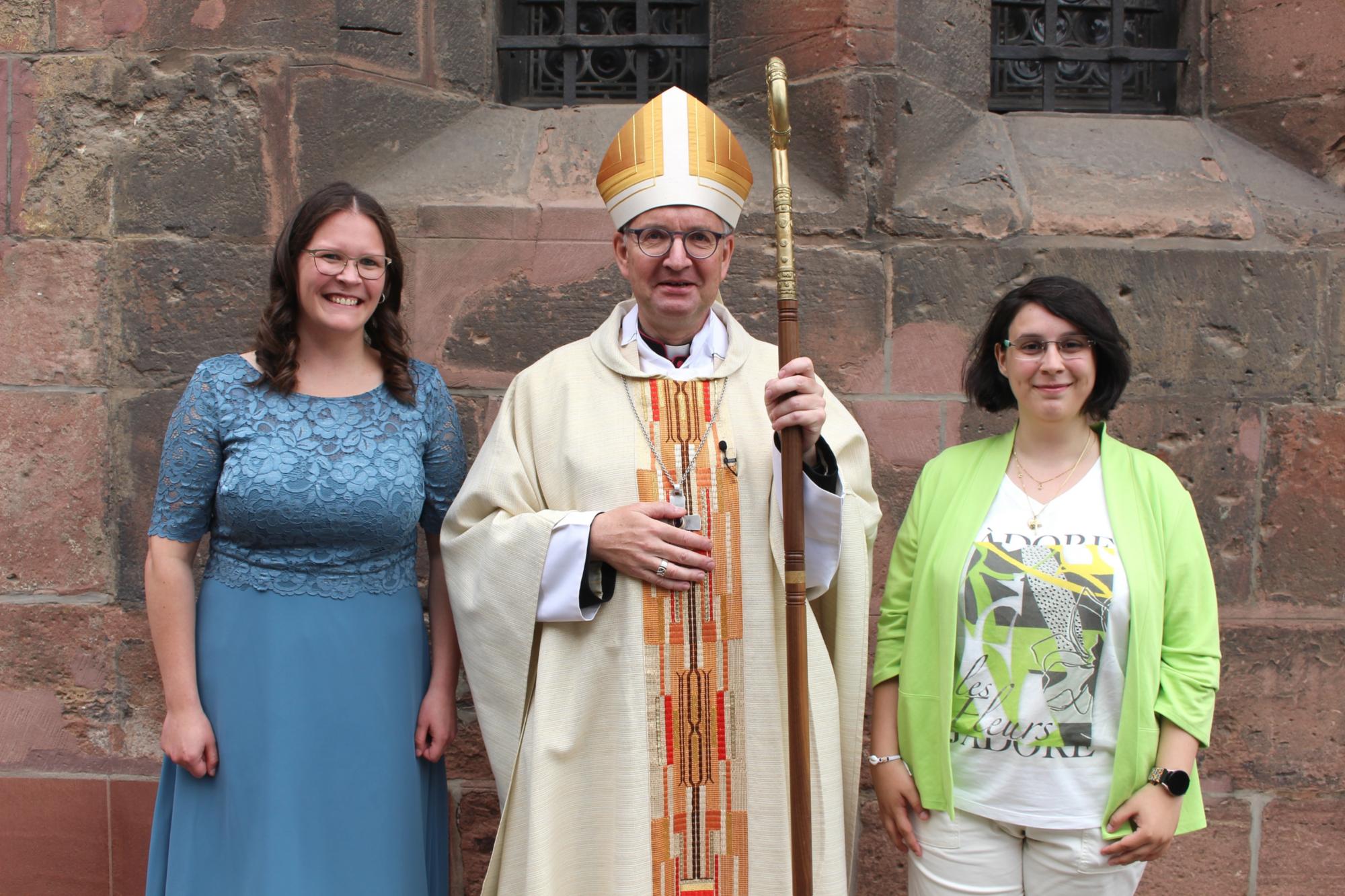 Bischof Peter Kohlgraf mit den beiden neuen Gemeindereferentinnen