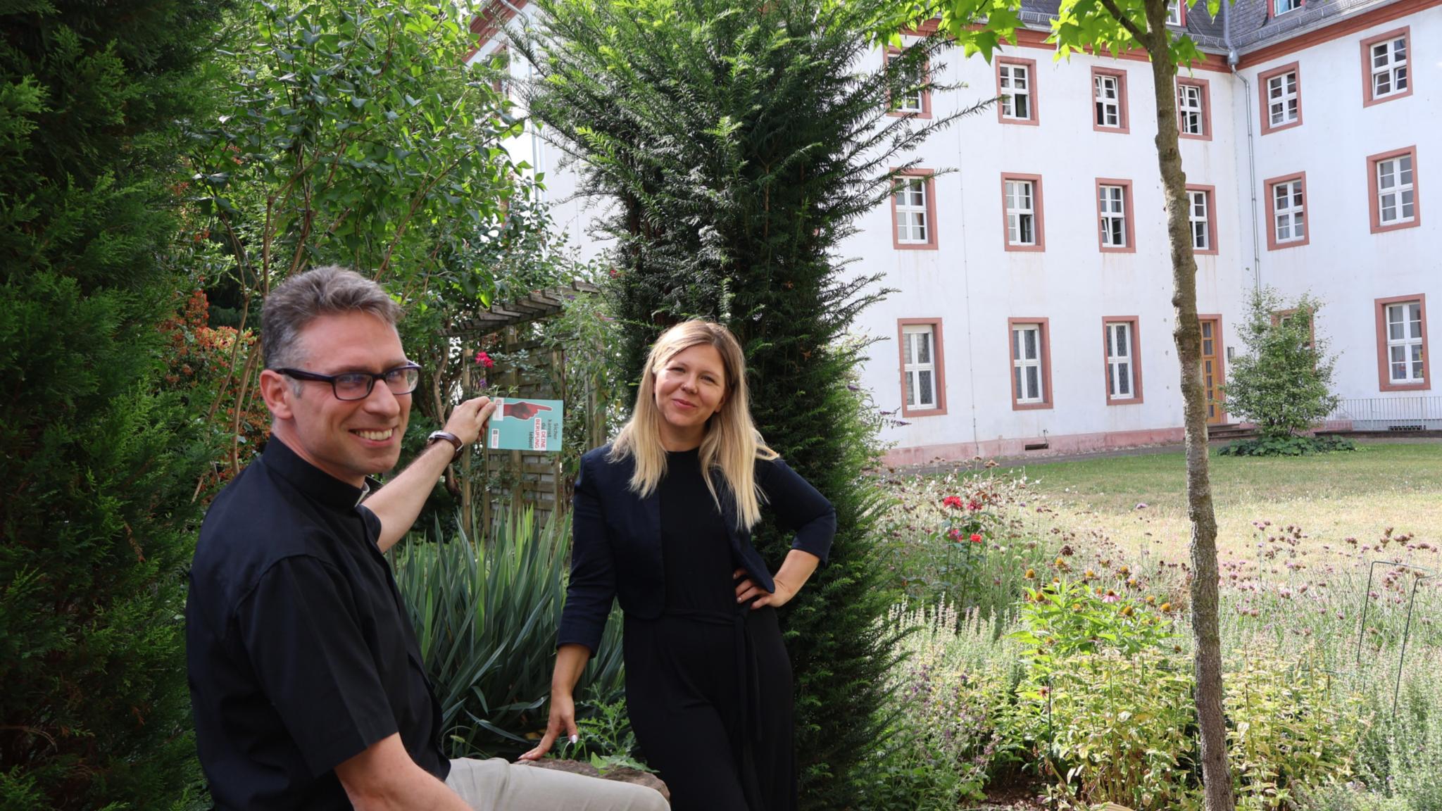 Michael Leja und Helena Gilbert im Garten des Mainzer Priesterseminars