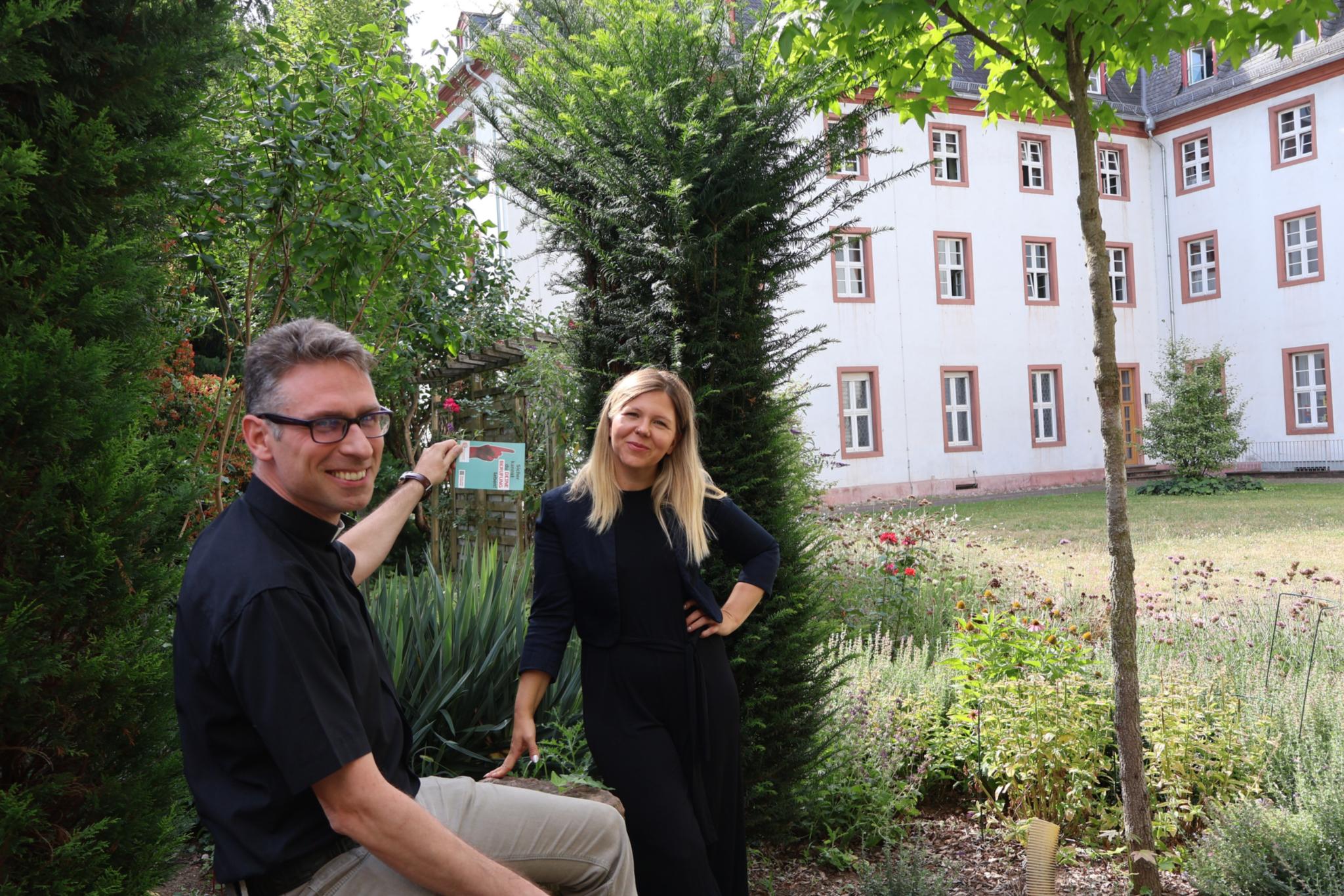 Michael Leja und Helena Gilbert im Garten des Mainzer Priesterseminars