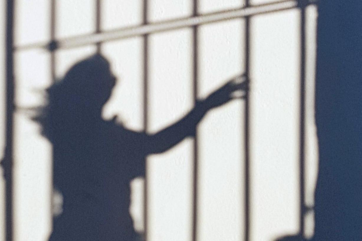 Frau am Gitter - Schattenbild