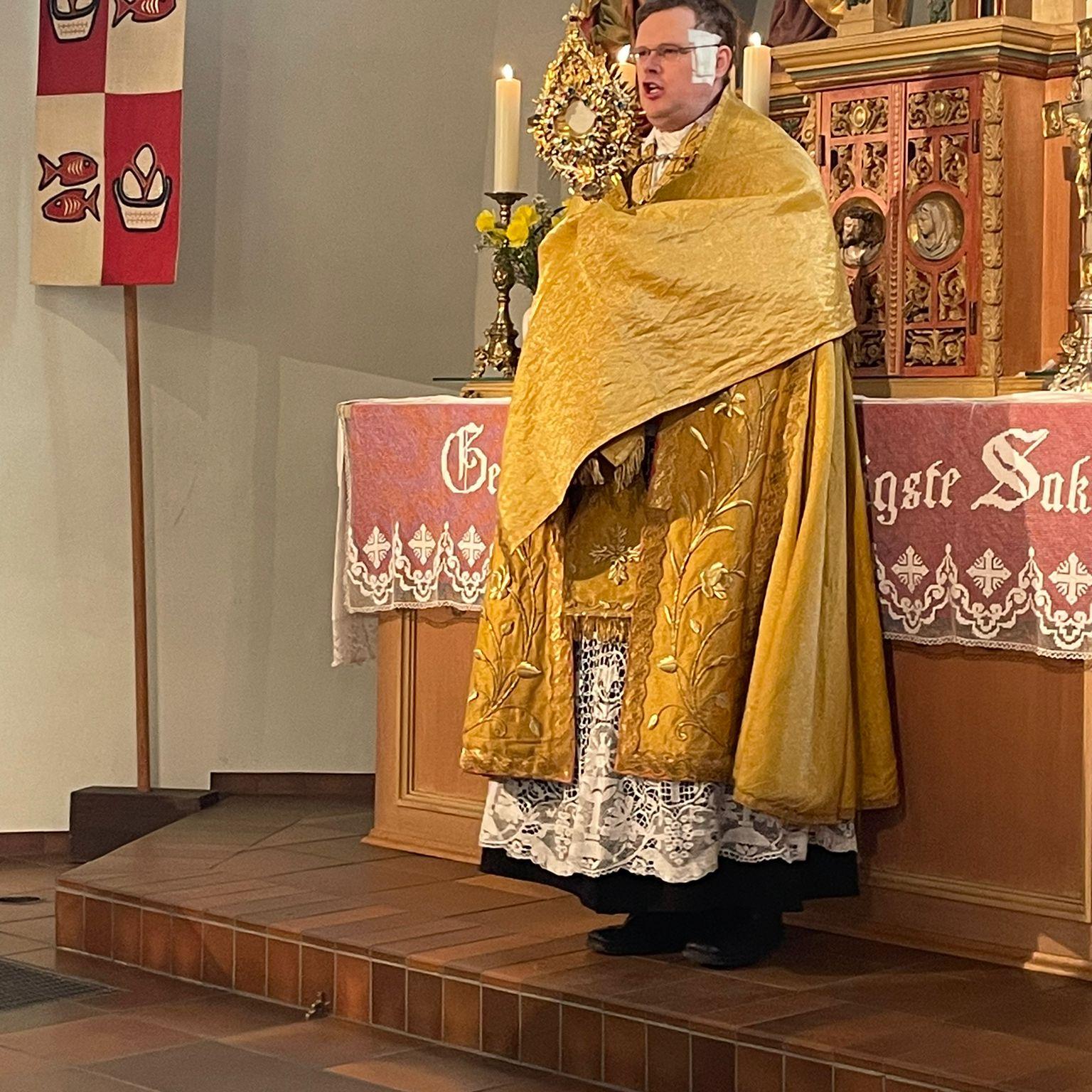 Pfarrer Christoph Hinke beim Großen Gebet in Oppershofen