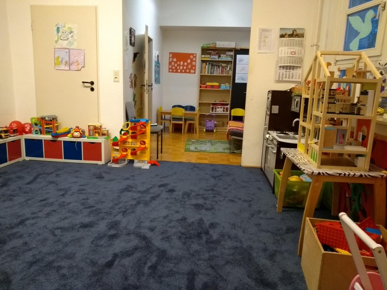 In schönen Räumen kümmern sich qualifizierte Kinderbetreuerinnen um die Kinder