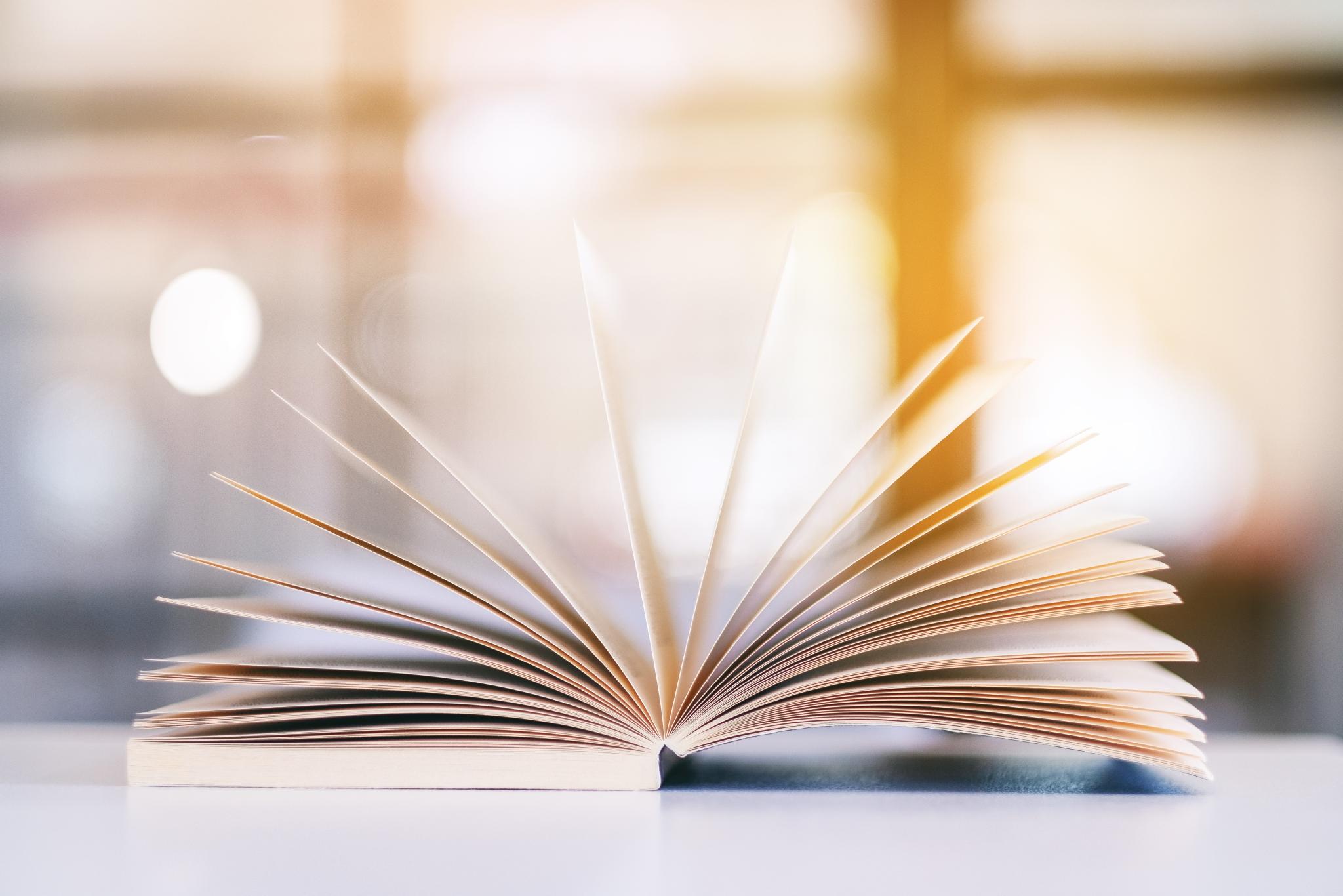 Geöffnetes Buch auf einem Tisch