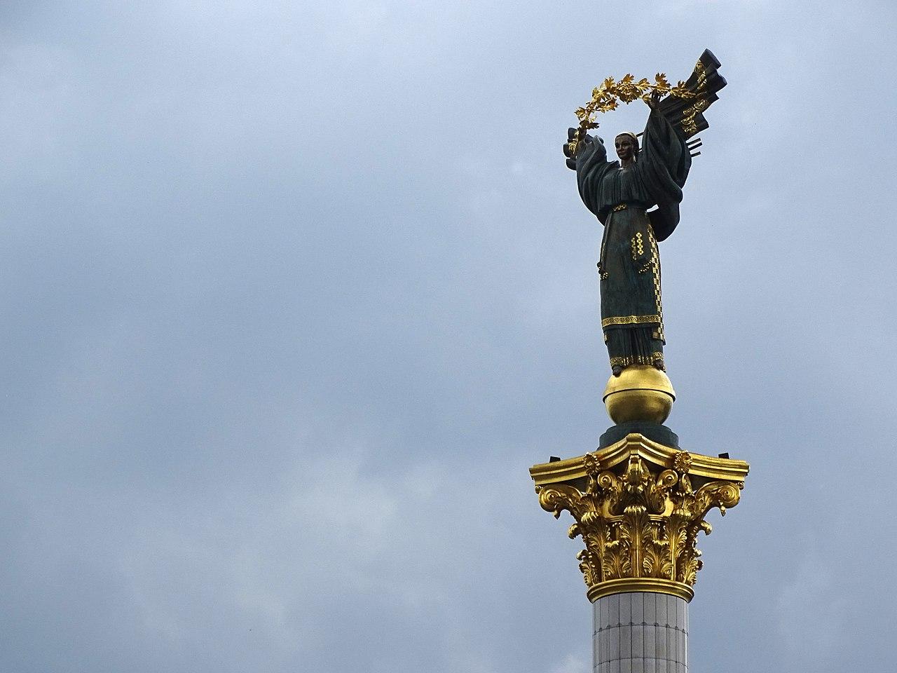 1280px-Maidan_Statue_-_Kiev_-_Ukraine_(26898021132)