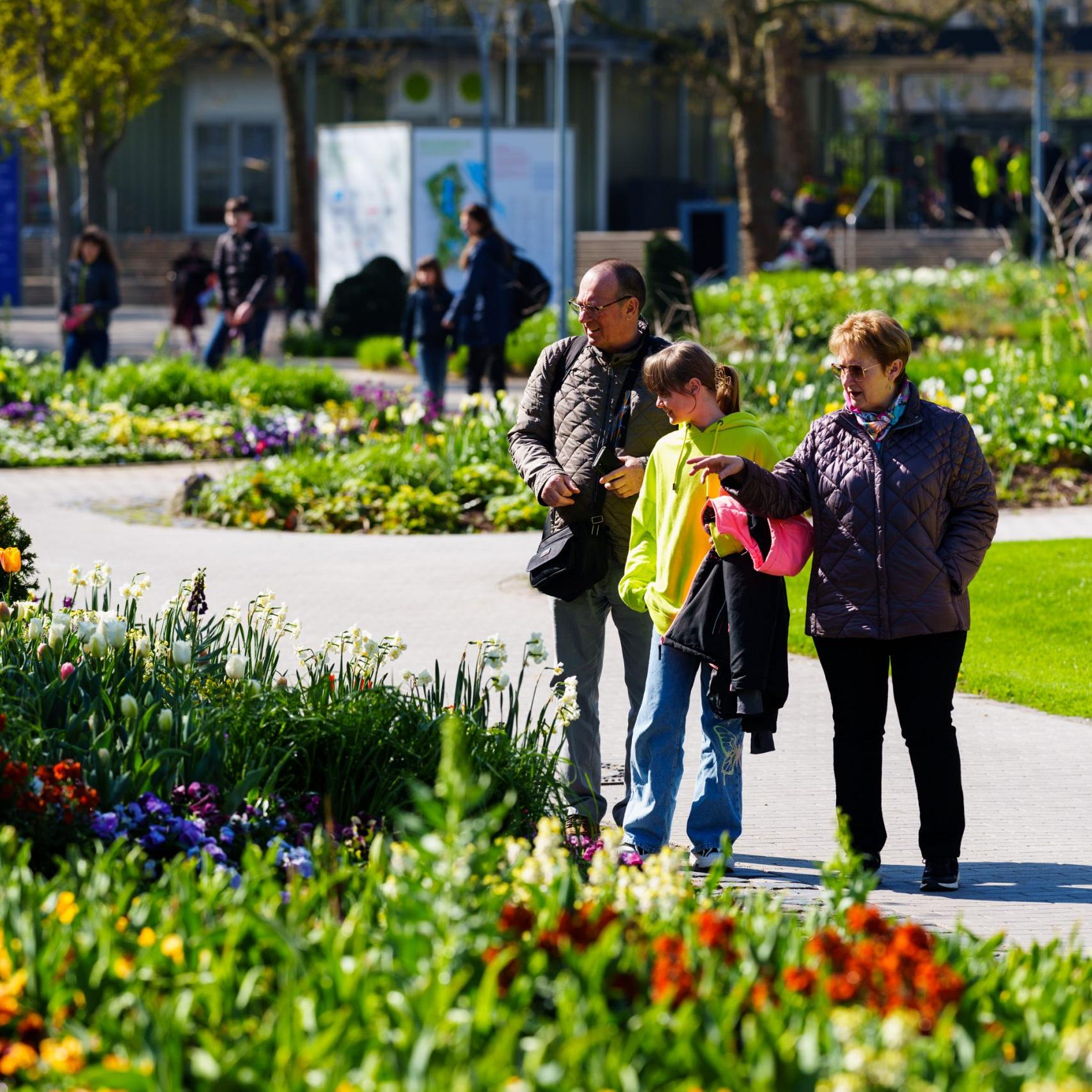 230414_Besucher-im-Luisenpark-©-BUGA-23_Andreas-Henn-4-scaled
