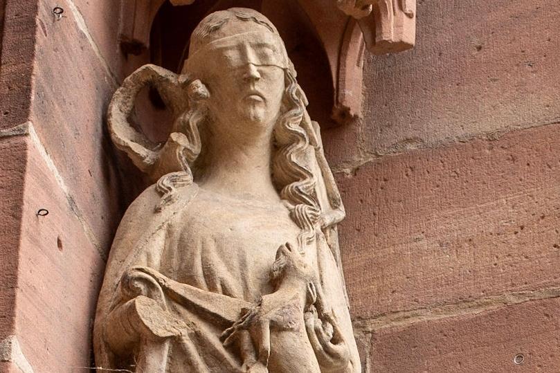 Skulptur der Synagoge am Dom St. Peter Worms