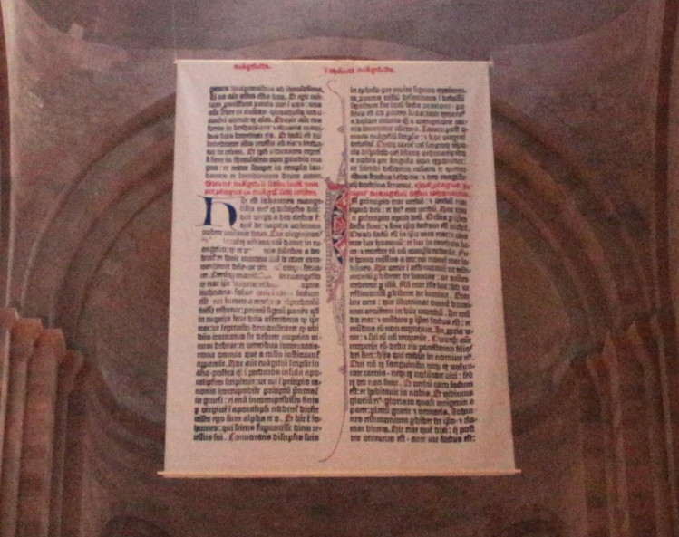 Größte Bibelseite der Welt im Mainzer Dom