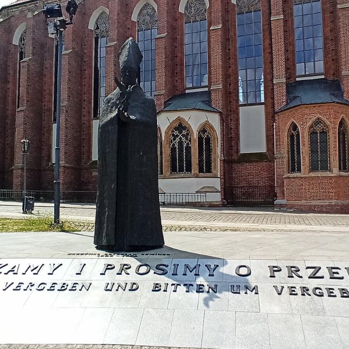 Denkmal zur Erinnerung an den 'Versöhnungsbrief' in Wroclaw/Breslau
