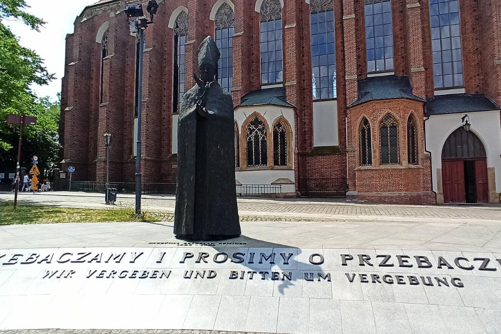 Denkmal zur Erinnerung an den 'Versöhnungsbrief' in Wroclaw/Breslau