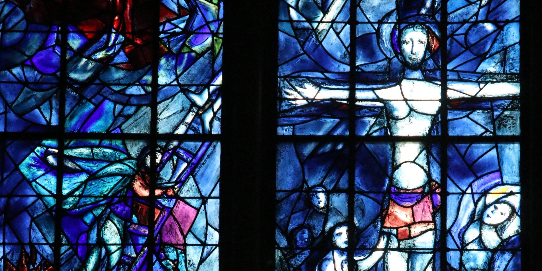Die Chagall-Fenster in der Mainzer Pfarrkirche St. Stephan sind weithin bekannt: Der Künstler Marc Chagall gestaltete den Fensterzyklus seit den späten 1970er-Jahren und wollte ihn auch als ein Zeichen der jüdisch-deutschen Aussöhnung verstanden wissen.