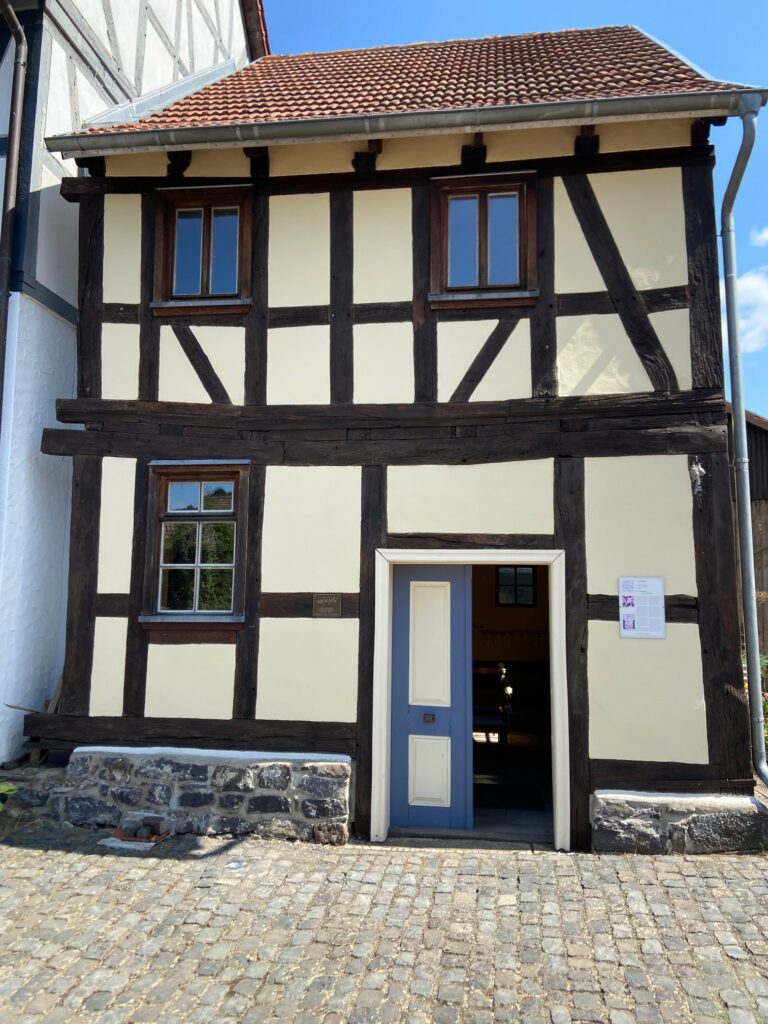 Alte-Syngoge-nach-Renovierung-768x1024