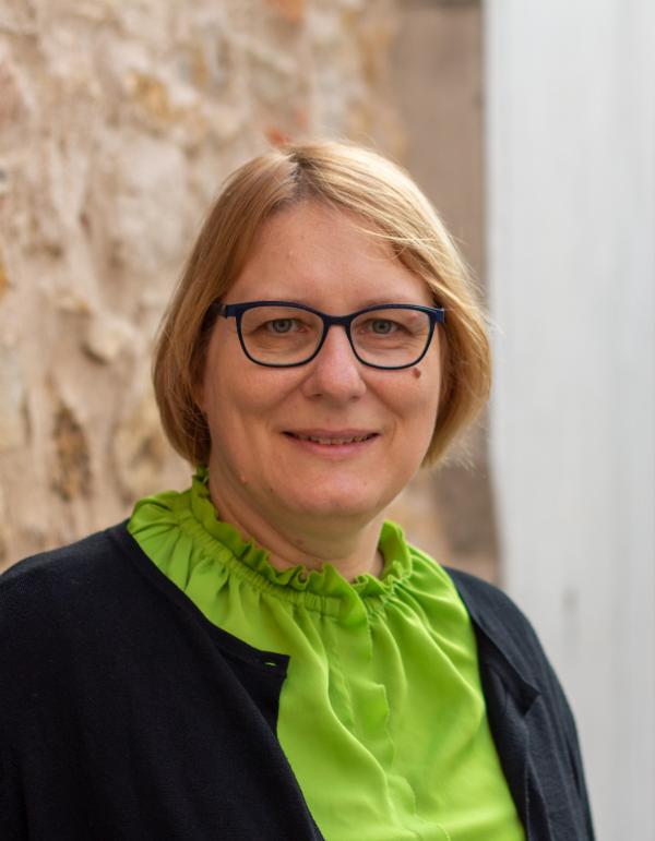 Dr.  Regina  Heyder