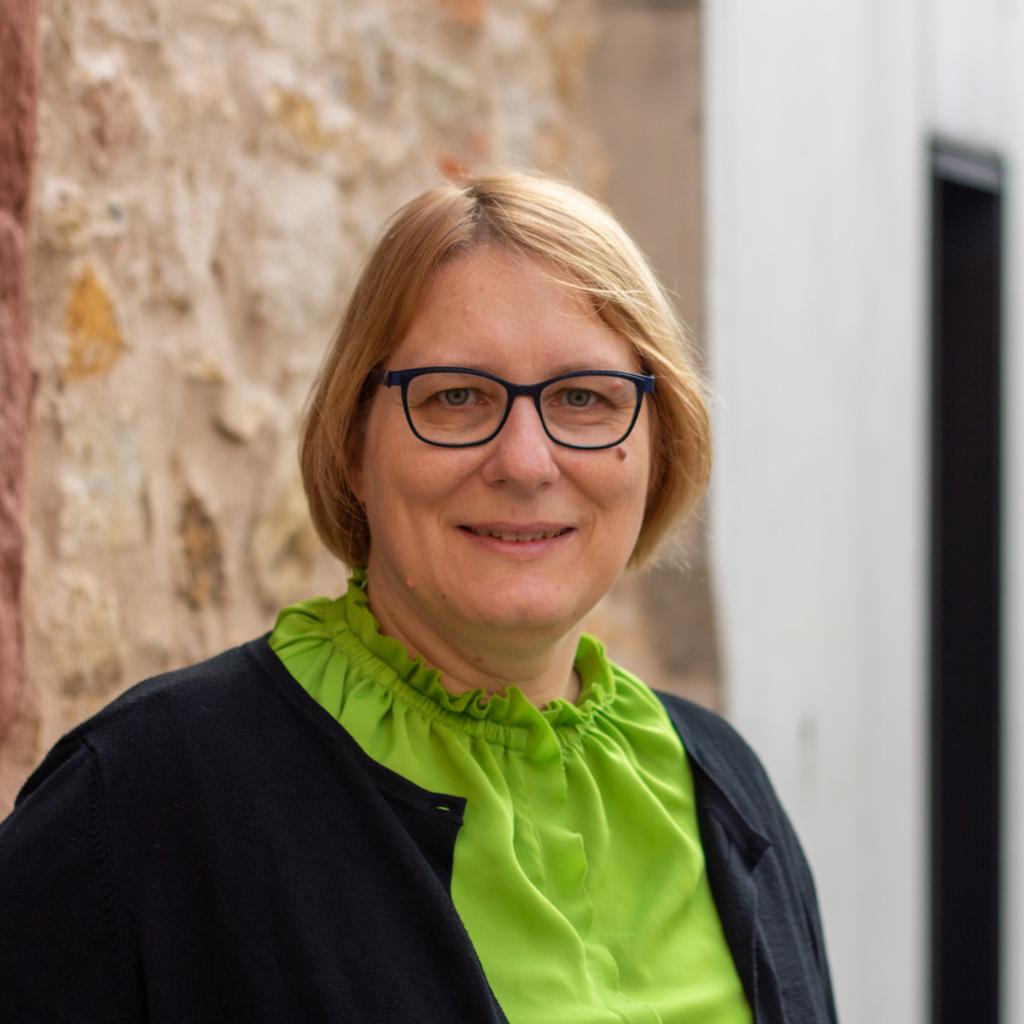 Dr.  Regina  Heyder