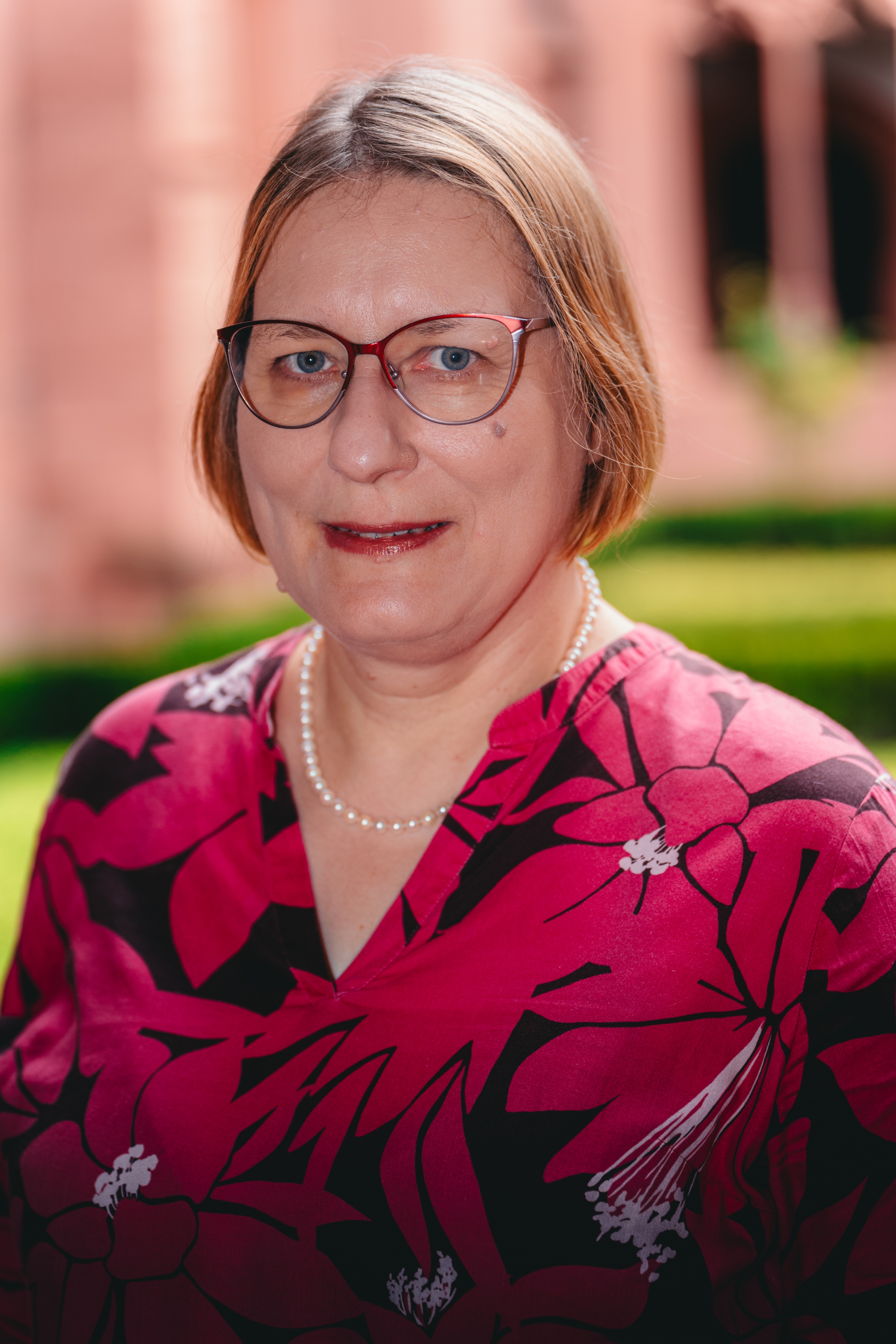 Dr.  Regina  Heyder