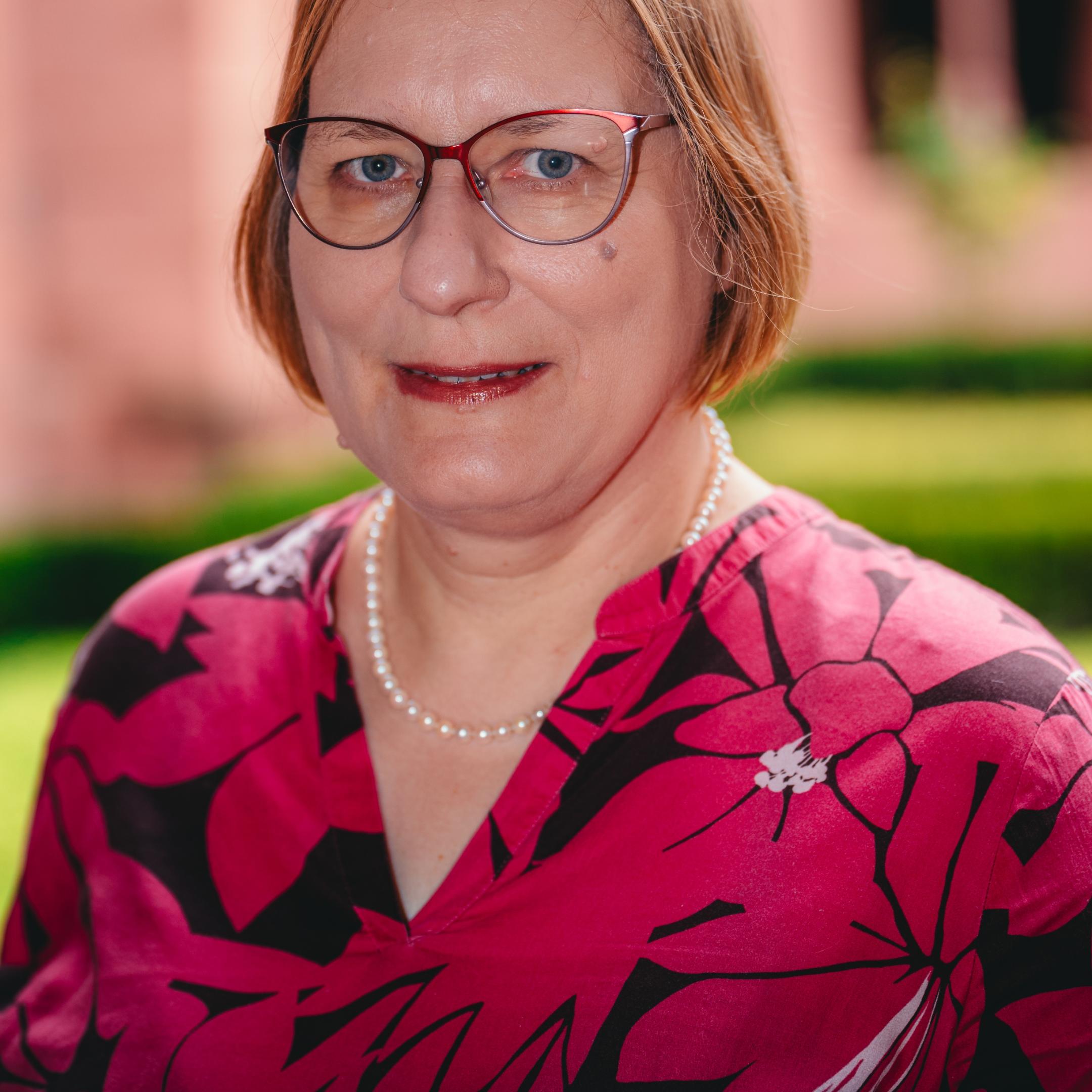 Dr.  Regina  Heyder